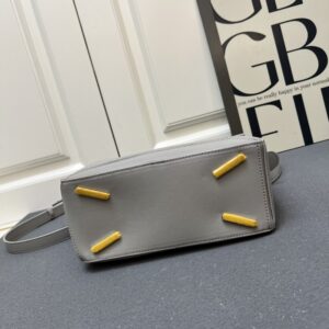 【AT7261】ロイ・ウェイの幾何学的なパッチワークデザイン ナッパカーフスキン素材バッグ | Loewe