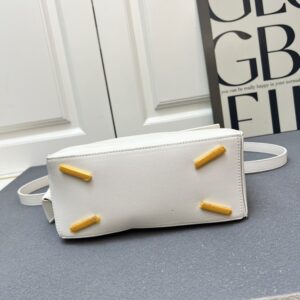 【AT7263】LoeweのPuzzleシリーズ ナパ牛革バッグ - エレガントなアート感覚 | Loewe Madrid