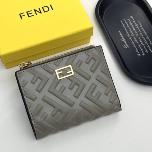 【AT7771】Fendiのカーフスキンエンボス財布 | 贅沢な高級感と優雅なデザイン | Fendi Roma