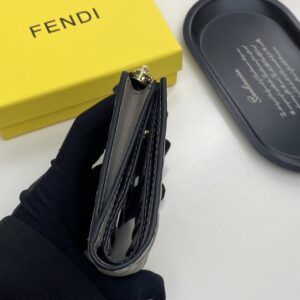 【AT7771】Fendiのカーフスキンエンボス財布 | 贅沢な高級感と優雅なデザイン | Fendi Roma