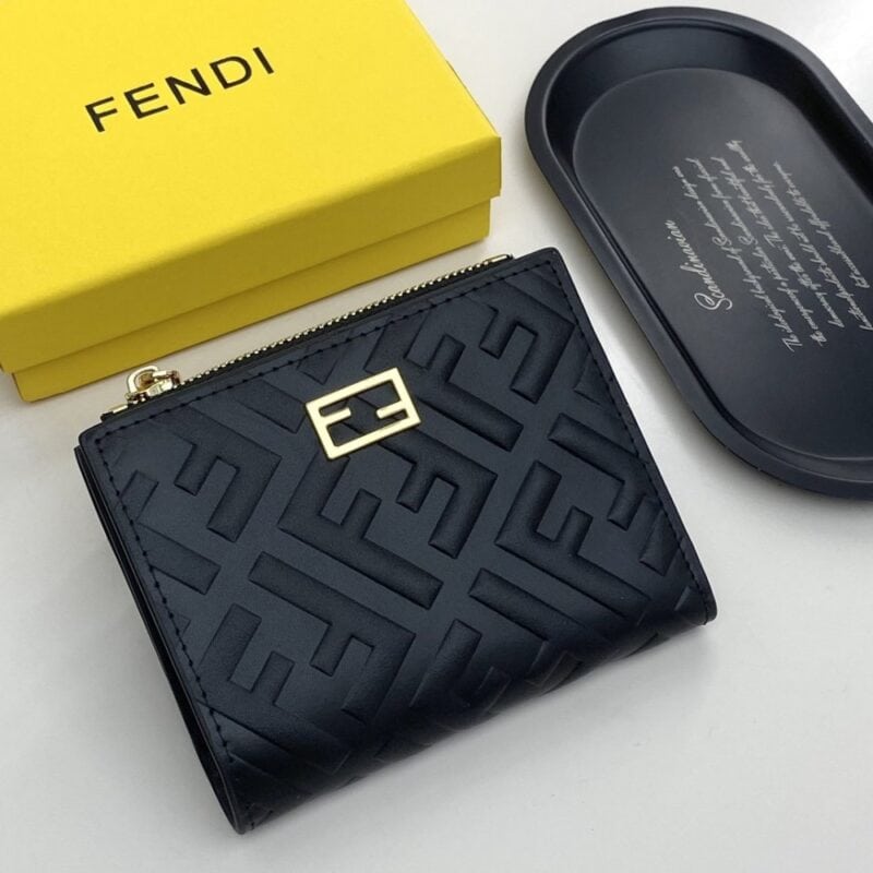 【AT7773】フェンディのクラシックエンボスレザーウォレット | Fendi