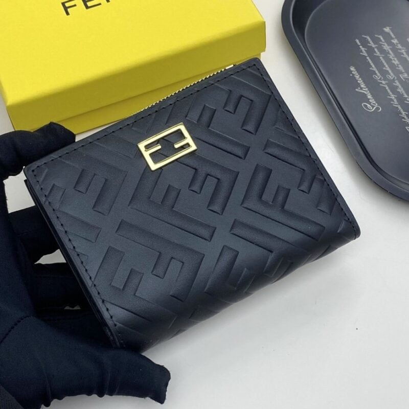 【AT7773】フェンディのクラシックエンボスレザーウォレット | Fendi