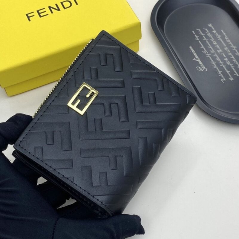 【AT7773】フェンディのクラシックエンボスレザーウォレット | Fendi