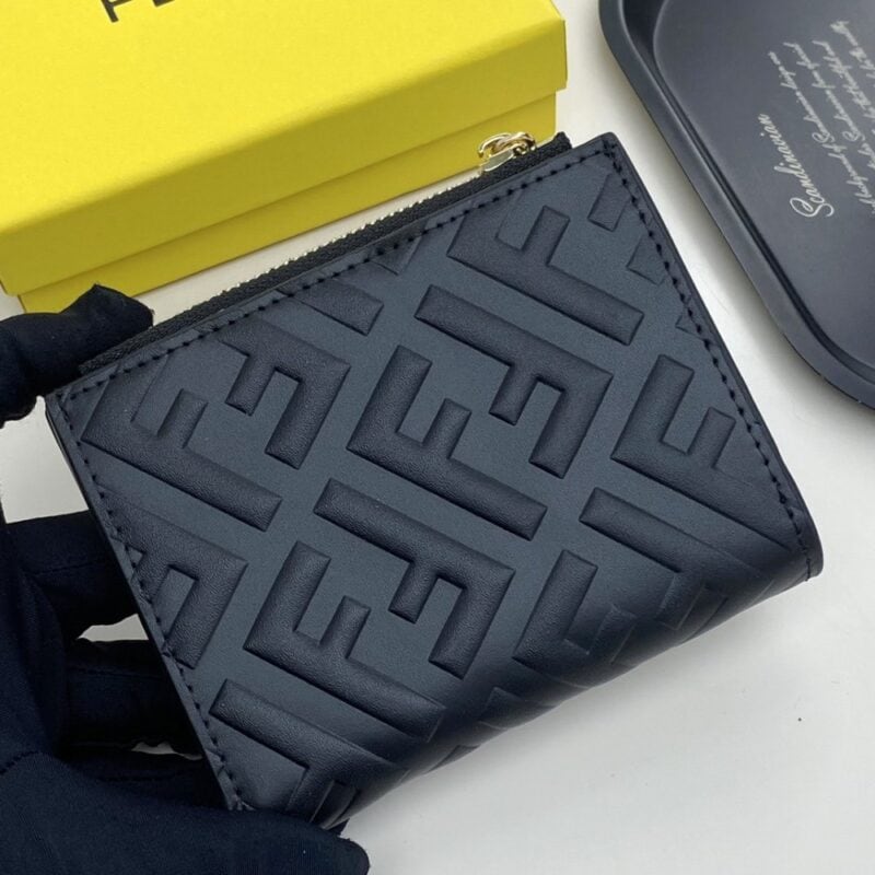 【AT7773】フェンディのクラシックエンボスレザーウォレット | Fendi