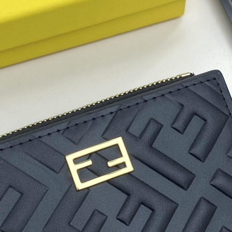 【AT7773】フェンディのクラシックエンボスレザーウォレット | Fendi