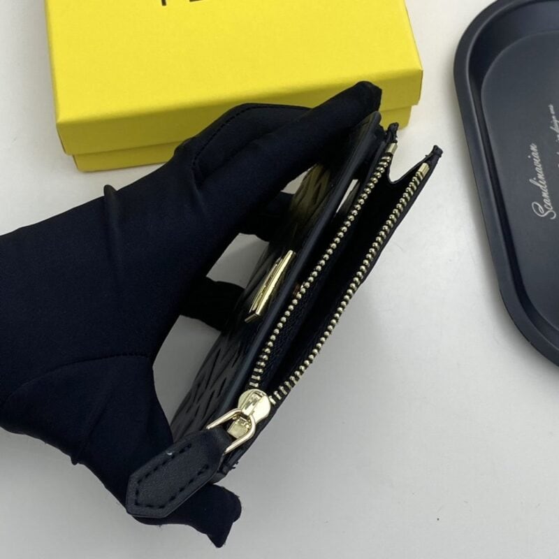 【AT7773】フェンディのクラシックエンボスレザーウォレット | Fendi