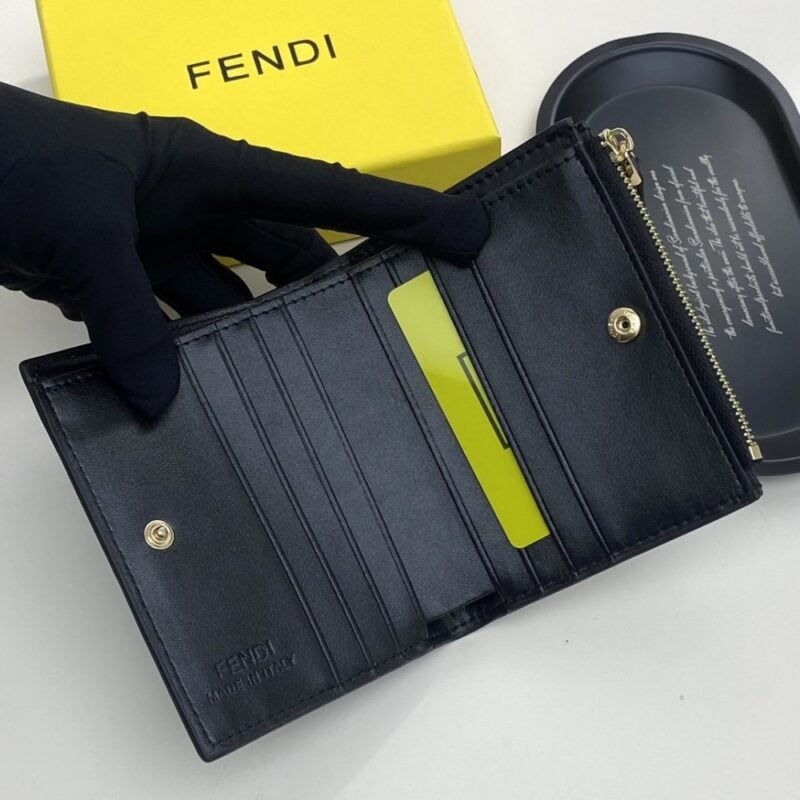 【AT7773】フェンディのクラシックエンボスレザーウォレット | Fendi