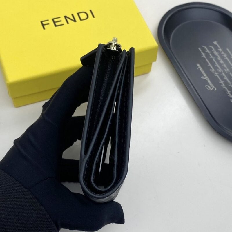 【AT7773】フェンディのクラシックエンボスレザーウォレット | Fendi