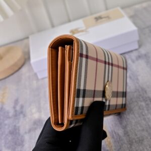 【AT7781】ブルベリー（Burberry）チェック柄レザー財布 - 上質なイギリス風ファッションアクセサリー | Burberry London