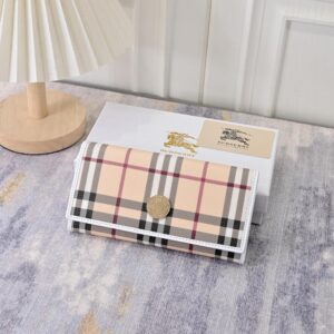 【AT7783】バーバリーのクラシックなチェック柄財布 - 豪華な素材と優雅なデザイン | Burberry