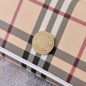 【AT7783】バーバリーのクラシックなチェック柄財布 - 豪華な素材と優雅なデザイン | Burberry
