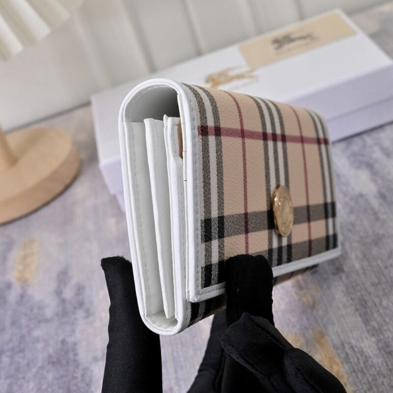 【AT7783】バーバリーのクラシックなチェック柄財布 - 豪華な素材と優雅なデザイン | Burberry