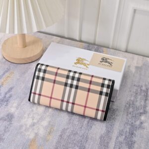 【AT7784】バーバリーのクラシックなチェック柄 輸入牛革財布 | Burberry