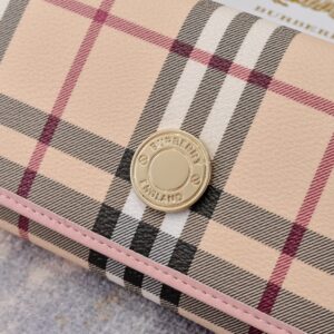 【AT7785】バーバリーのクラシックなチェック柄財布 - Burberryの贅沢な輸入牛革素材とエレガントなデザイン | Burberry London
