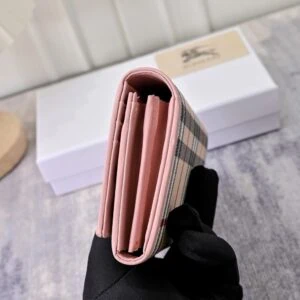 【AT7785】バーバリーのクラシックなチェック柄財布 - Burberryの贅沢な輸入牛革素材とエレガントなデザイン | Burberry London