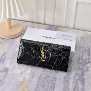 【AT7789】セントローランの型押し牛革クラシック財布 - 高級感漂うYSLロゴ付き | Saint Laurent Paris