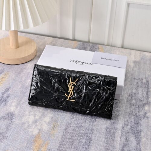 【AT7789】セントローランの型押し牛革クラシック財布 - 高級感漂うYSLロゴ付き | Saint Laurent Paris