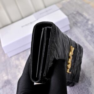 【AT7789】セントローランの型押し牛革クラシック財布 - 高級感漂うYSLロゴ付き | Saint Laurent Paris