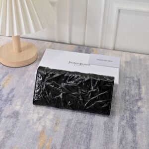 【AT7789】セントローランの型押し牛革クラシック財布 - 高級感漂うYSLロゴ付き | Saint Laurent Paris