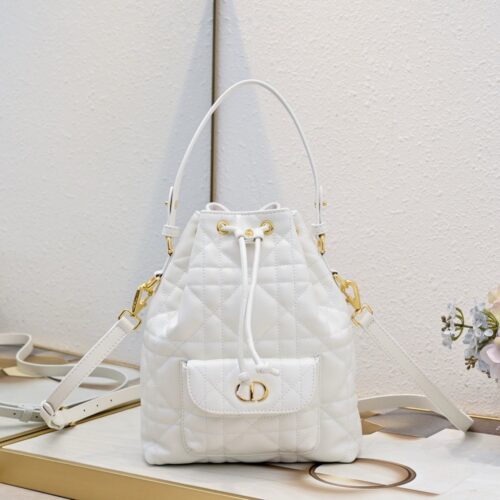 【AT7795】ディオール カロ シリーズ ホワイト バケットバッグ ｜エレガントでモダンな融合 | Dior Paris