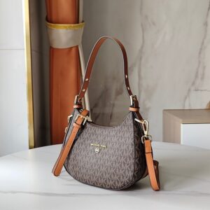 【AT7827】マイケル・コースのアイコニックなモノグラムロゴプリント牛革アンダーバッグ | Michael Kors