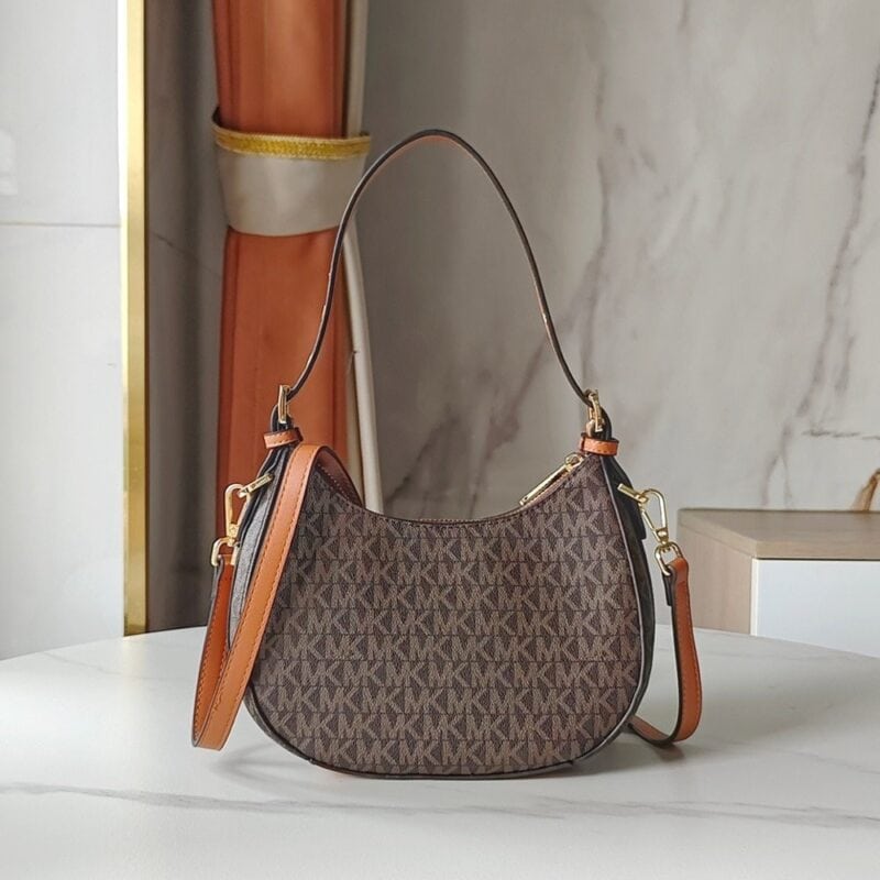 【AT7827】マイケル・コースのアイコニックなモノグラムロゴプリント牛革アンダーバッグ | Michael Kors