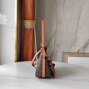 【AT7827】マイケル・コースのアイコニックなモノグラムロゴプリント牛革アンダーバッグ | Michael Kors