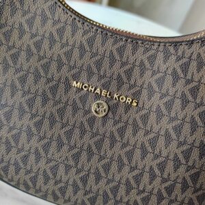 【AT7827】マイケル・コースのアイコニックなモノグラムロゴプリント牛革アンダーバッグ | Michael Kors