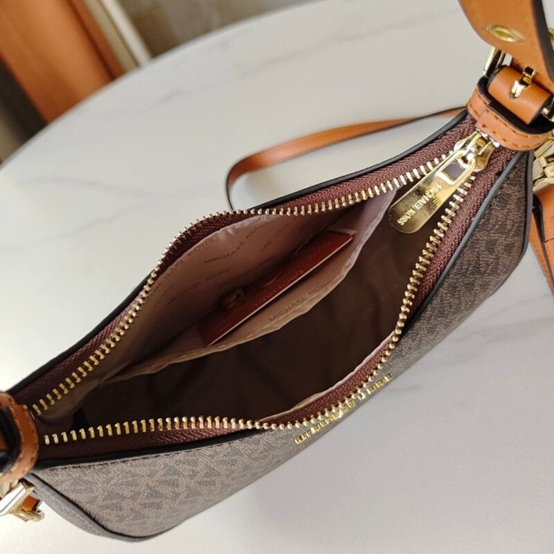 【AT7827】マイケル・コースのアイコニックなモノグラムロゴプリント牛革アンダーバッグ | Michael Kors