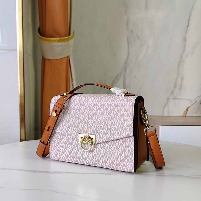 【AT7836】マイケル・コース（Michael Kors）ヘンドリックス郵便かばん - 古典的なモノグラム柄とアプリコット色の贅沢なファッション | Michael Kors