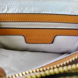 【AT7836】マイケル・コース（Michael Kors）ヘンドリックス郵便かばん - 古典的なモノグラム柄とアプリコット色の贅沢なファッション | Michael Kors