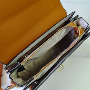 【AT7836】マイケル・コース（Michael Kors）ヘンドリックス郵便かばん - 古典的なモノグラム柄とアプリコット色の贅沢なファッション | Michael Kors