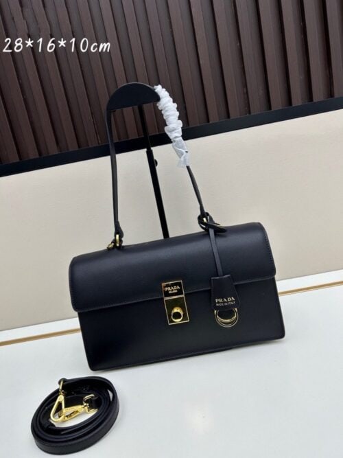 【AT7841】プラダ Pradaソフトサウンドシリーズ カーフスキン素材のエレガントなハンドバッグ | Prada Milano