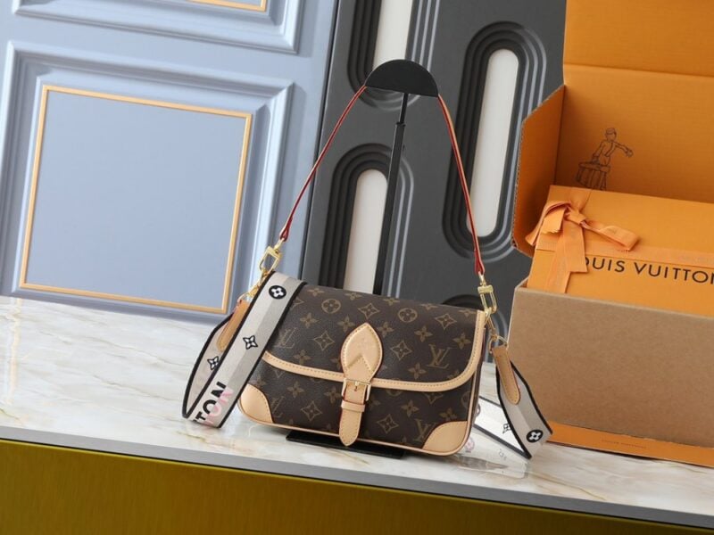 【AT7855】ルイ・ヴィトンのモノグラム型押しレザーハンドバッグ：都会の女性の贅沢なスタイル | Louis Vuitton Paris