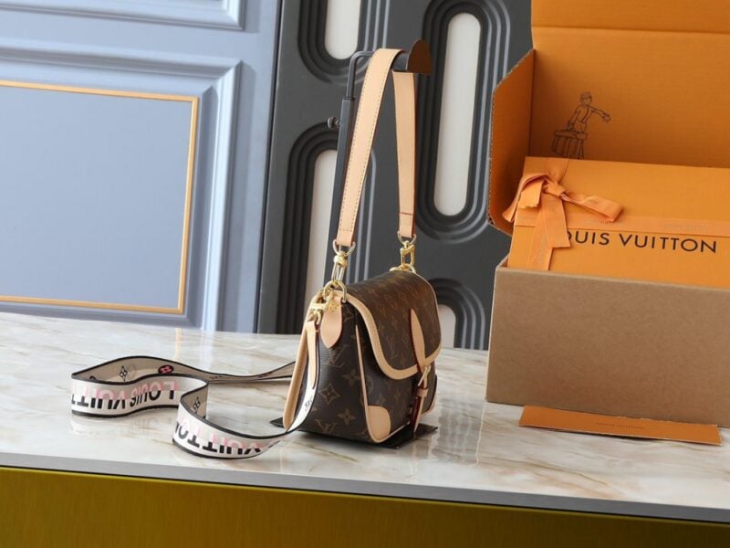 【AT7855】ルイ・ヴィトンのモノグラム型押しレザーハンドバッグ：都会の女性の贅沢なスタイル | Louis Vuitton Paris