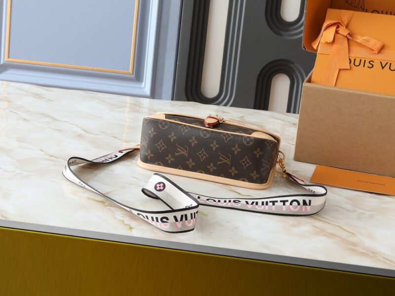 【AT7855】ルイ・ヴィトンのモノグラム型押しレザーハンドバッグ：都会の女性の贅沢なスタイル | Louis Vuitton Paris