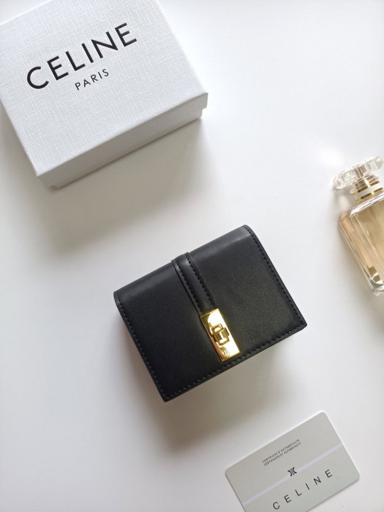 【AT8643】セリーヌパリ ラグジュアリーカードケース トリオンフターンロックデザイン 純黒牛革素材 | Celine Paris
