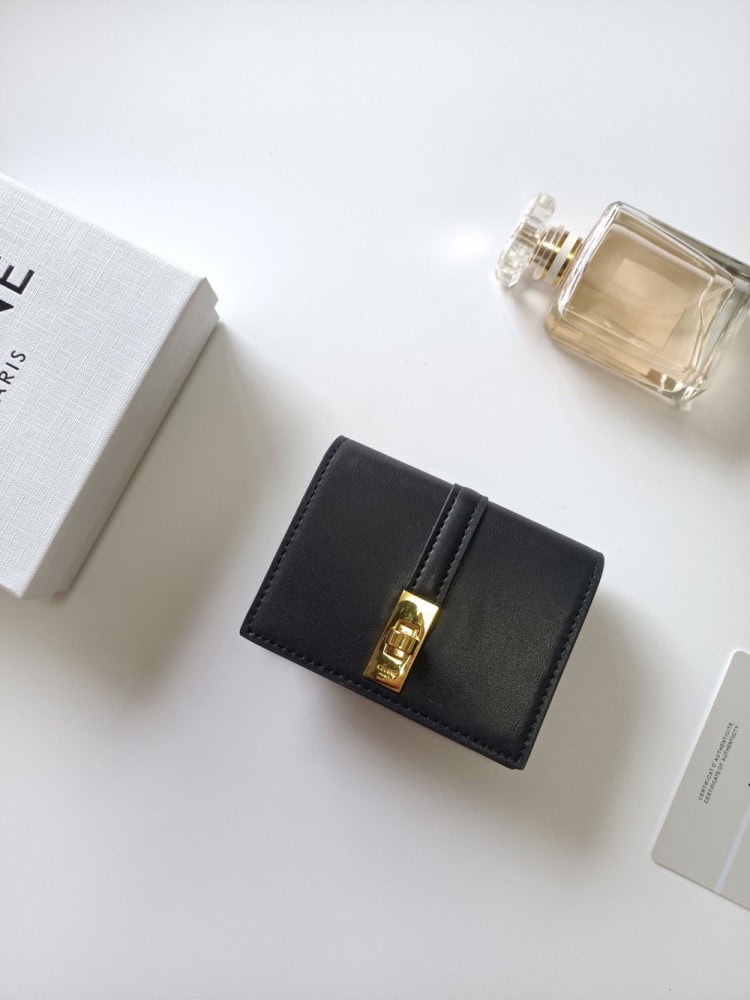 【AT8643】セリーヌパリ ラグジュアリーカードケース トリオンフターンロックデザイン 純黒牛革素材 | Celine Paris