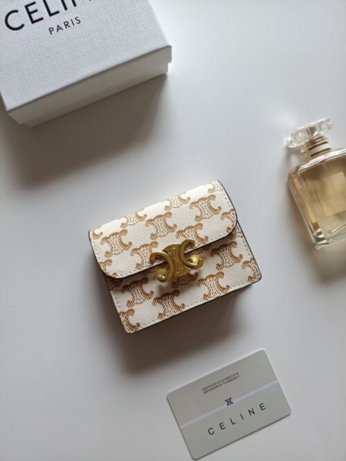 【AT8650】セリーヌパリのトリオンフカードケース - エレガントなアプリコットカラーと金属のバックルが魅力的 | Céline