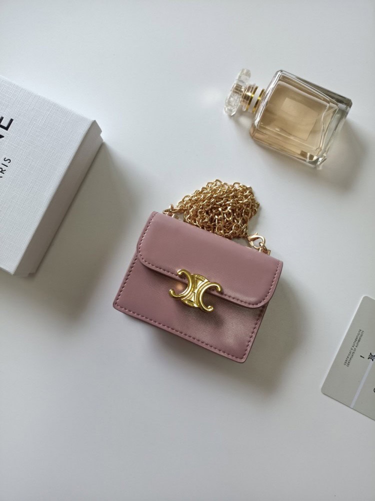 【AT8654】セリーヌ Celine 2023新作TRIOMPHEシリーズチェーンカードケース、高級牛革、メタルチェーンデザイン、ファッショナブルな姿勢を表現 | Celine