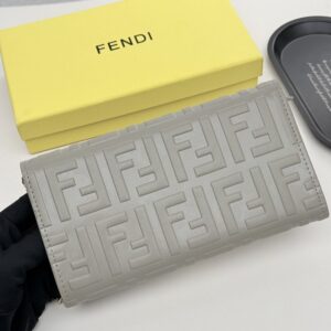 【AT8667】フェンディ フレンチエレガンスなウォレット、高級牛革とハイエンドデザイン | Fendi