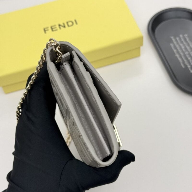 【AT8667】フェンディ フレンチエレガンスなウォレット、高級牛革とハイエンドデザイン | Fendi