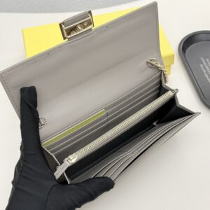 【AT8667】フェンディ フレンチエレガンスなウォレット、高級牛革とハイエンドデザイン | Fendi