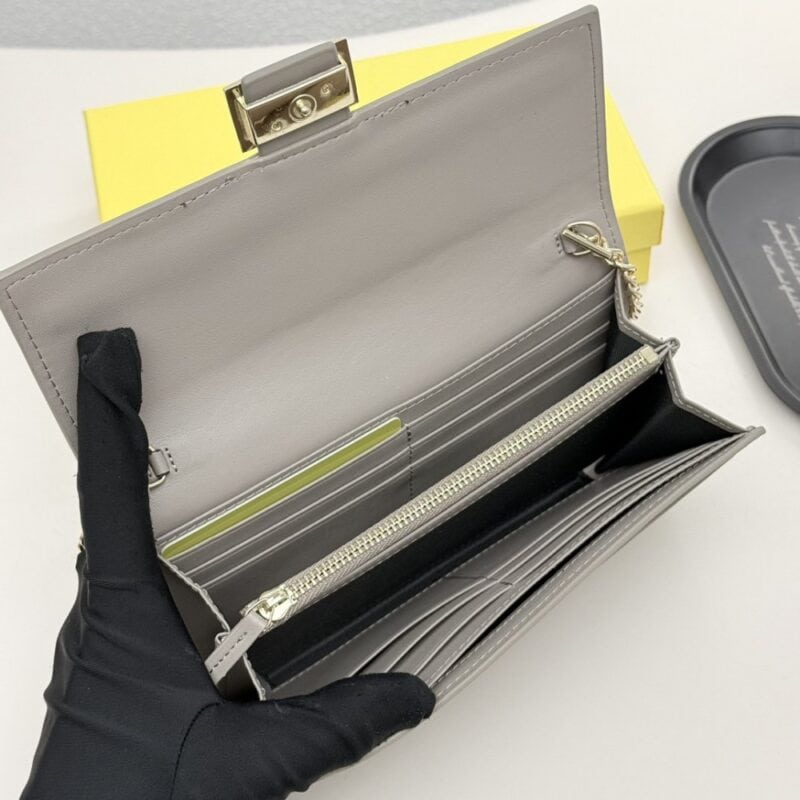 【AT8667】フェンディ フレンチエレガンスなウォレット、高級牛革とハイエンドデザイン | Fendi