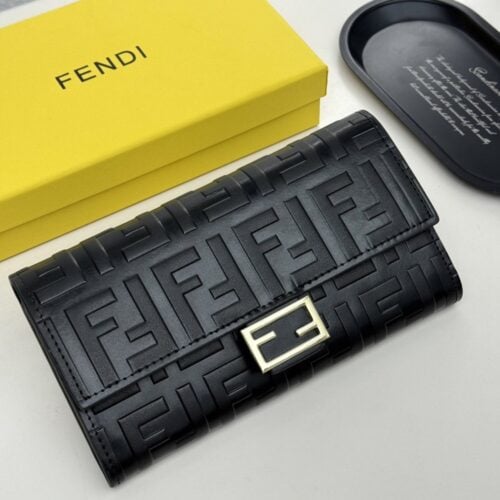 【AT8670】フェンディ Fendi 高級カーフスキンロングウォレット、クラシックなブラックスタイル、立体浮彫りZuccaロゴ、多機能収納、ビジネスやエレガントなイベントに最適 | Fendi Roma