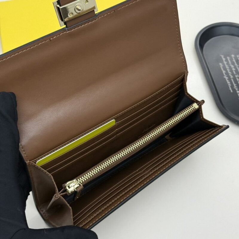 【AT8671】フェンディのクラシックなロングウォレット | 高級カーフスキン素材、多機能デザイン、上品なビジネスアクセサリー | Fendi