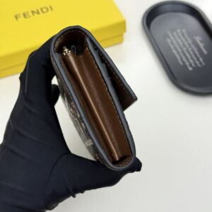【AT8671】フェンディのクラシックなロングウォレット | 高級カーフスキン素材、多機能デザイン、上品なビジネスアクセサリー | Fendi