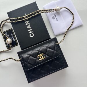 【AT8680】シャネル カビアスキン ミニ財布 - フレンチエレガンスな高級小物 | Chanel