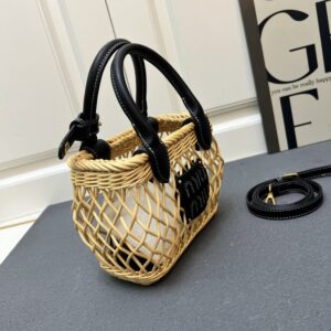 【AT8684】ミュウミュウ素朴な籐編みかごバッグ、リゾートファッションにぴったり | Miu Miu