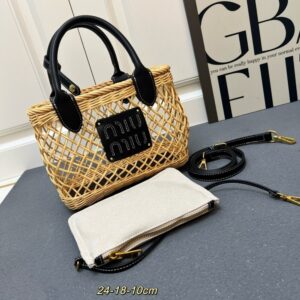 【AT8686】MIU 心地よいリゾート風編み込みトートバッグ | Miu Miu